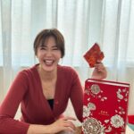 Jesseca Liu Instagram - 今年过年难得一家大小来新加坡陪我一起过年，怎么能少了肉干？ 美珍香苹果木切片肉干采用美国上等苹果木烟熏了2个小时，让烟熏滋味紧紧锁在肉干里， 没有添加防腐剂，软肉剂，人工色素，调味剂及味精， 让你安心喜庆团圆。🧧🐲 @beechenghiangsg #beechenghiang #美珍香 #bakkwa #CNY #chinesenewyear