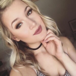 Jessi Smiles Instagram - As an early Christmas gift to my followers I present to you....THE OTHER SIDE OF MY FACE! Hasn't seen the light of day in years. Ur welcome/I'm sorry