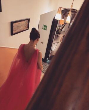 Jessica Brown Findlay Instagram - It’s taken me a hot minute to take in the whirlwind of last weekend. It’s been a longtime since I was on the red carpet and thanks to an amazing team who made me feel so confident I felt able to enjoy it for the first time. So thank you! 💕💕💕 

Pictures 1-3 

Venice in Valentino 💕💖💗💓🌸💝💘
•Styling by the gorgeous @hollyevawhite 

•I’m wearing @maisonvalentino for the world premiere of The Hanging Sun at the 79th Venice
International Film Festival.

•Hair by @halleybrisker

•Make up by @sarahillmakeup

•Assisted by @styledbyeoin @esmeniblett

@labiennale @premierpersonalpr @danielaagnello

#venezia79 #thehangingsun

Pictures 4-6 

🖤🖤🖤🖤🖤

•Styling by@hollyevawhite wearing #MaisonRabihKayrouz Couture & #Bulgari to the Closing Ceremony of Venice
Film Festival.

•@maisonrabihkayrouz @bulgari

•Hair by @halleybrisker

•Make up by @sarahillmakeup

•Assisted by @styledbyeoin @esmeniblett

•@labiennale @premierpersonalpr @danielaagnello

#venezia79 #thehangingsun
