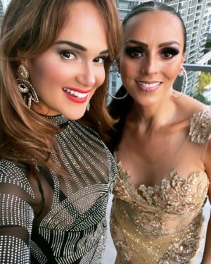 Jessica Cerezo Instagram - Una noche maravillosa donde pude conectar con gente hermosa como mi amiga @ivonnemonteroof en los mejores premios de la música latina @latinbillboards @telemundo @arapmx @rodrigoguirao @lidereslatinosmx @carlosadyan @cesarconde @ronalddaym entre otras estrellas de la música y compañeros de #telenovelas ! @camilo @xtina gracias padre por tan hermosa noche ! #premios #musica #actriz #companeros #redcarpet #afterparty @mayamiwynwood #friends#active #aretes @helga_teran #miami #vzla #justme