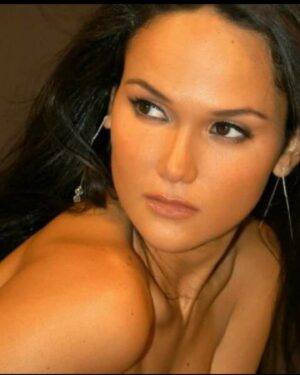 Jessica Cerezo Instagram - #tbt veo estas fotos y recuerdo lo insegura que me era! Apesar de que siempre quise ser actriz ! En el fondo nunca me sentía lo suficientemente bella, talentosa o perfecta!!!!!! Nunca nos enseñan a amarnos realmente! !!!!! Con los años, las decepciones, los amigos que te traicionan, los amores mal escogidos, con el sufrimiento es que entendí que yo tenía que amarme muchooooo antes que cualquiera! Y así poco a poco sigo en este camino de amarme y respetarme intensamente! Y se siente cada vez mejor. #justme #photographer @mishamaxphoto @urielsantanafoto #2005 #actriz #women #loveyourself #real #love