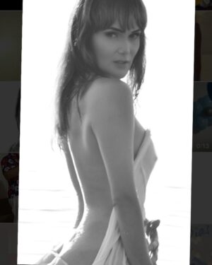 Jessica Cerezo Instagram - Si te atrae una mujer por la talla de su pecho, por su cintura o por sus caderas, te estas equivocando. Si lo que más valoras en ellas son los rasgos de su cara el color de sus ojos, la longitud de sus piernas o como se le ve con minifalda te sigues equivocando. Una mujer es su actitud, su forma de ser, la forma en que te trata y te mira, su risa y sus silencios. Una mujer es su inteligencia, su rebeldía su entrega, su generosidad, su capacidad de hacer varias cosas simultáneamente, sus manías. Lo mejor de una mujer no es su envoltorio, es lo que hay dentro: su humor, sus ocurrencias, su valentía, su forma de pensar…. Un hombre de verdad, un hombre inteligente, se enamora de los que otros ni se imaginan ….’ 📸 @rockmeelphotographer #crack #justme #neked #soul #vibrando #amandome #loveyourself #model #latin #miami