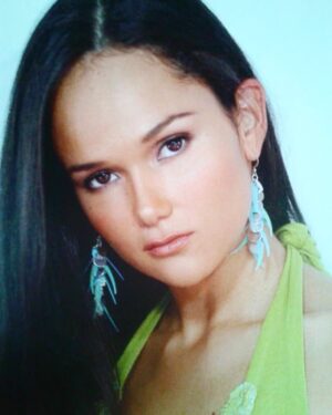 Jessica Cerezo Instagram - ELLA NO ES PERFECTA.  Tu tampoco lo eres, y ustedes dos nunca serán perfectos. Pero si ella puede hacerte reír al menos una vez, te hace pensar dos veces, si admite ser humana y cometer errores, no la dejes ir y dale lo mejor de ti. Ella no va a recitarte poesía, no está pensando en ti en todo momento, pero te dará una parte de ella que sabe que podrías romper. No la lastimes, no la cambies y no esperes de ella más de lo que puede darte. No la analices. Sonríe cuando te haga feliz, grita cuando te haga enojar y extrañala cuando no esté. Ama con todo tu ser cuando recibas su amor. Porque no existen las chicas perfectas, pero siempre habrá una chica que es perfecta para ti. B.M.  #tbt 📸 @mishamaxphoto 💄 @carolynjonesmakeup #photoshoot #2005 #model #me🍒 #actress #active #latingirl #miami