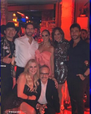 Jessica Cerezo Instagram - Una noche maravillosa donde pude conectar con gente hermosa como mi amiga @ivonnemonteroof en los mejores premios de la música latina @latinbillboards @telemundo @arapmx @rodrigoguirao @lidereslatinosmx @carlosadyan @cesarconde @ronalddaym entre otras estrellas de la música y compañeros de #telenovelas ! @camilo @xtina gracias padre por tan hermosa noche ! #premios #musica #actriz #companeros #redcarpet #afterparty @mayamiwynwood #friends#active #aretes @helga_teran #miami #vzla #justme