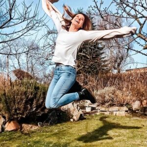 Jessica Ginkel Instagram - Happy SPRINGTIME... ⠀
inspiriert durch die liebe @dagnydewath 
Meine liebste Jahreszeit... alles beginnt zu blühen und zu wachsen.⠀
Ich wünsche uns allen weiterhin Durchhaltevermögen und das uns die Sonnenstrahlen ein Lachen auf das Gesicht zaubern. ⠀
Passt weiterhin gut auf euch auf! ⠀
⠀
#springtime #frühling #sonne #gutelaune #hüpfmalwieder