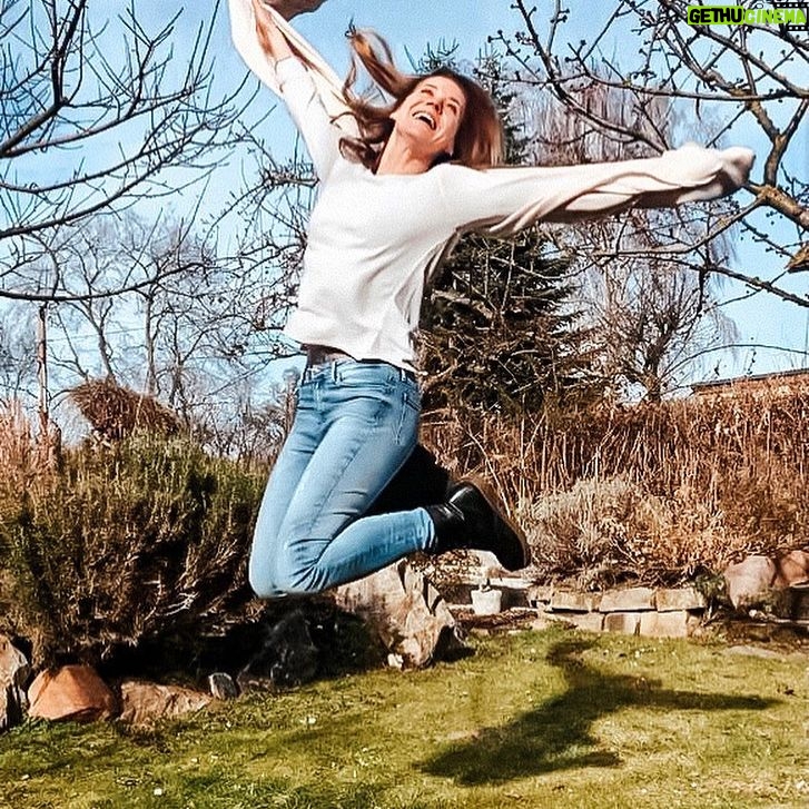 Jessica Ginkel - 4.1K Likes - Happy SPRINGTIME... ⠀
inspiriert durch die liebe @dagnydewath
Meine liebste Jahreszeit... alles beginnt zu blühen und zu wachsen.⠀
Ich wünsche uns allen weiterhin Durchhaltevermögen und das uns die Sonnenstrahlen ein Lachen auf das Gesicht zaubern. ⠀
Passt weiterhin gut auf euch auf! ⠀
⠀
#springtime #frühling #sonne #gutelaune #hüpfmalwieder