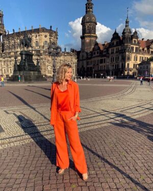 Jessica Ginkel Instagram - Mein erstes Mal - Dresden. 
Vielen Dank an das Ensemble und Team von @berlinberlinshow die mir den Anstoß gegeben haben nach Dresden zu reisen. Nach einer grandiosen Show in der Semperoper gab es heute noch ein Speeddating in Sachen Sightseeing - Zwinger, Frauenkirche, Residenzschloss. 
Ich komme bestimmt wieder! 

Habt ihr Tipps für einen zweiten Besuch in Dresden? 

Vielen Dank an @lanius_fairfashion für das schöne Outfit 🧡❤️🧡 

#werbungwegenmarkennennung
#berlinberlinshow
#bbpromotion
#dresden
#semperoper