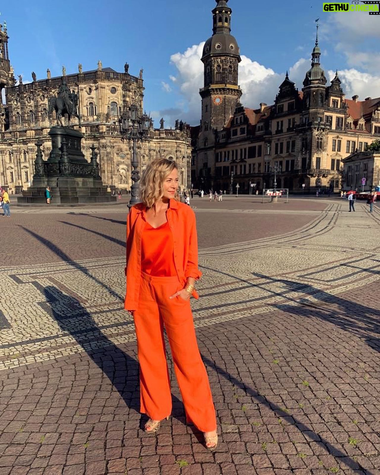 Jessica Ginkel - 2.6K Likes - Mein erstes Mal - Dresden.
Vielen Dank an das Ensemble und Team von @berlinberlinshow die mir den Anstoß gegeben haben nach Dresden zu reisen. Nach einer grandiosen Show in der Semperoper gab es heute noch ein Speeddating in Sachen Sightseeing - Zwinger, Frauenkirche, Residenzschloss.
Ich komme bestimmt wieder!
Habt ihr Tipps für einen zweiten Besuch in Dresden?
Vielen Dank an @lanius_fairfashion für das schöne Outfit 🧡❤️🧡
#werbungwegenmarkennennung
#berlinberlinshow
#bbpromotion
#dresden
#semperoper