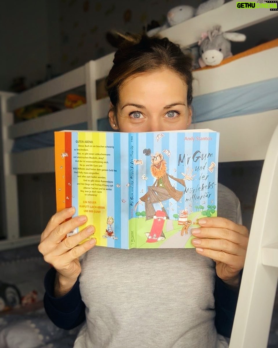 Jessica Ginkel - 3.8K Likes - Heute findet der bundesweite Vorlesetag statt, Ziel ist es Kinder für das Lesen zu begeistern. Bei uns zu Hause findet er fast täglich statt, kurz vorm Einschlafen. Unsere Kids lieben es abends noch eine Geschichte zu hören. Momentan stehen wir auf den bösen Mr. Gum. Wir warten gespannt auf Band 3, dieses Buch ist nicht nur für die Kinder eine Bereicherung, es beinhaltet viele Wortspielereien.
Habt ihr auch Spaß am Lesen und vielleicht sogar noch Buchempfehlungen, speziell für Kinder?
#fantasieanregen #leseratte #vorlesetag #unbezahltewerbung