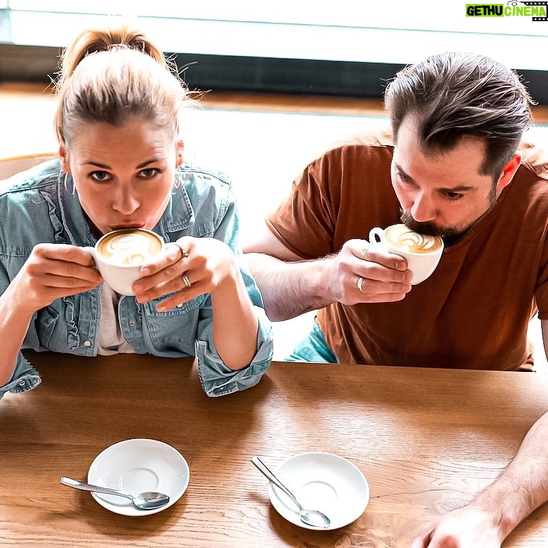 Jessica Ginkel - 6.7K Likes - Anzeige|
Wie ihr bestimmt schon mitbekommen habt, lieben Daniel und ich guten Kaffee...
Wir haben uns auf die Suche gemacht und sind fündig geworden und nicht nur dies, wir haben sogar die Möglichkeit genutzt einen eigenen zu kreieren ☕️
Wenn auch ihr auf der Suche nach etwas Besonderem seid, etwas das nachhaltig und fair angebaut und gehandelt wird, haben wir etwas für euch.
Unsere „Shiny Beans“ 💛💚🧡💙❤️,
Den Link findet ihr in der Bio.
Wenn ihr mögt schaut doch gerne mal dort vorbei.
Ich wünsche Euch einen guten und gesunden Start in die neue Woche
Eure Jessi☀️
#unbezahltewerbung #shinybeans #unserebohne #einfachmachen #19grams #kaffeeliebhaber #nachhaltigundfair #aufindieneuewoche