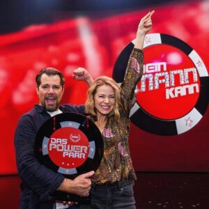 Jessica Ginkel Instagram - „YEAH… wir dürfen uns jetzt das „Power Paar“ von „Mein Mann kann“ nennen und unseren Gewinn an #Kinderbeflügeln , eine Bildungskampagne des Berliner Johannesstifts übergeben, sowie an @herz10.official , die sich u.a. zur Aufgabe gemacht haben, mit anschaulichen Videoclips, uns die Herzdruckmassage näher zu bringen ❤️

Vielen Dank an unsere wundervollen Mitspieler @tanjaszewczenko #normanjeschke @simonethomalla @nicolino_hermano @ekofreezy @sarah.bora.official , ihr seid alle so klasse und habt so toll gezockt🙏🏻💚
Vielen Dank an @danielboschmann für die charmante Moderation.
Und last but not least … Danke an meinen (Power) Mann @daniel_fehlow ❤️❤️❤️ 

Habt ihr die Show gesehen?