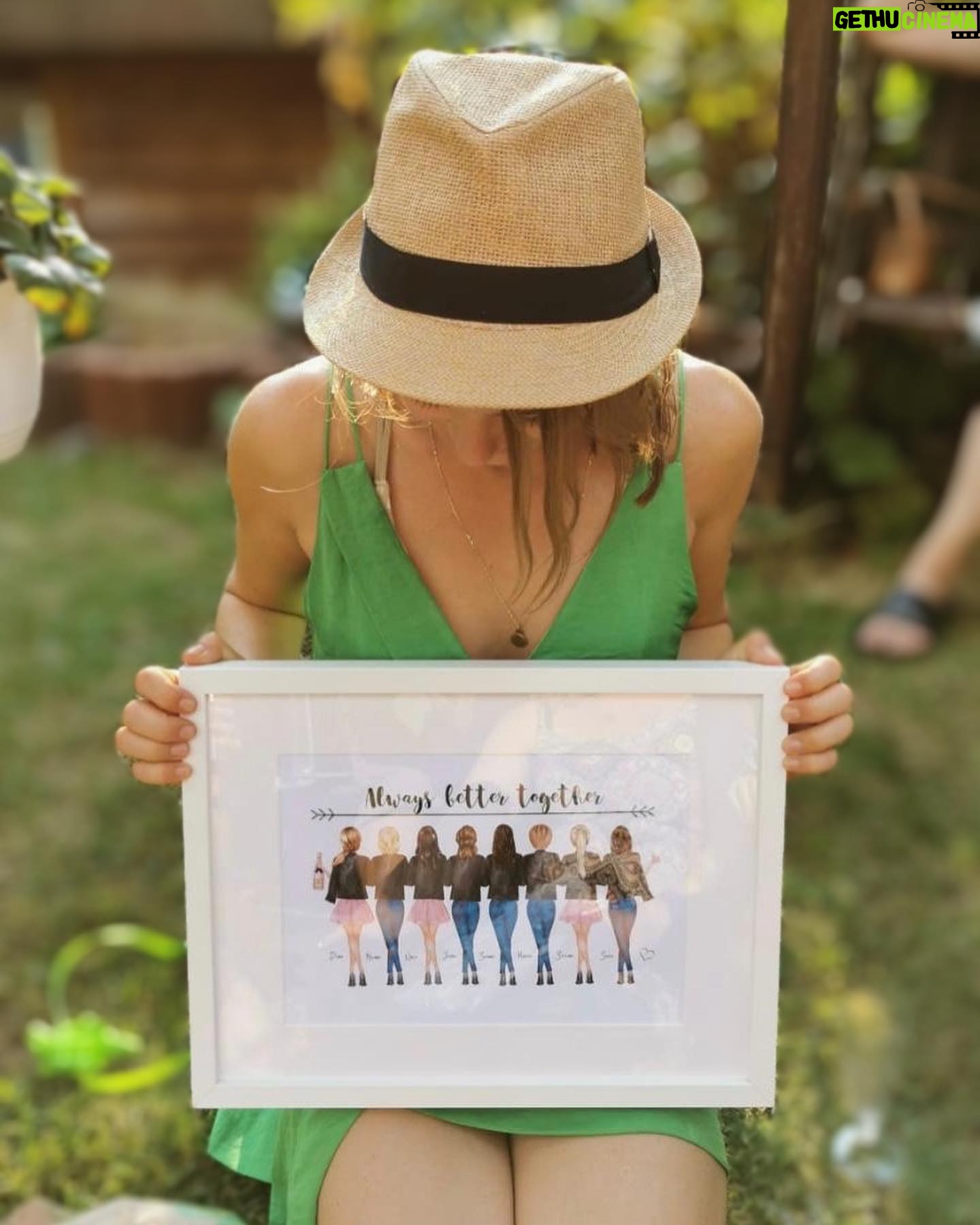 Jessica Ginkel - 4.9K Likes - Freundinnen - Seit etwa 37 Jahren gehe ich mit diesen Ladies durch dick und dünn. ⠀
Neben meiner Familie das Beste was mir passieren konnte. ⠀
Was für ein Geschenk so liebevolle und ehrliche Menschen an meiner Seite zu haben. Mit euch kann ich lachen und weinen, streiten und feiern und einfach die Zeit genießen. Auf die nächsten 37 Jahre. ⠀
Ich wünsche jedem von euch so einen besten Freund💚⠀
⠀
#bestfriends #alwaysbettertogehter