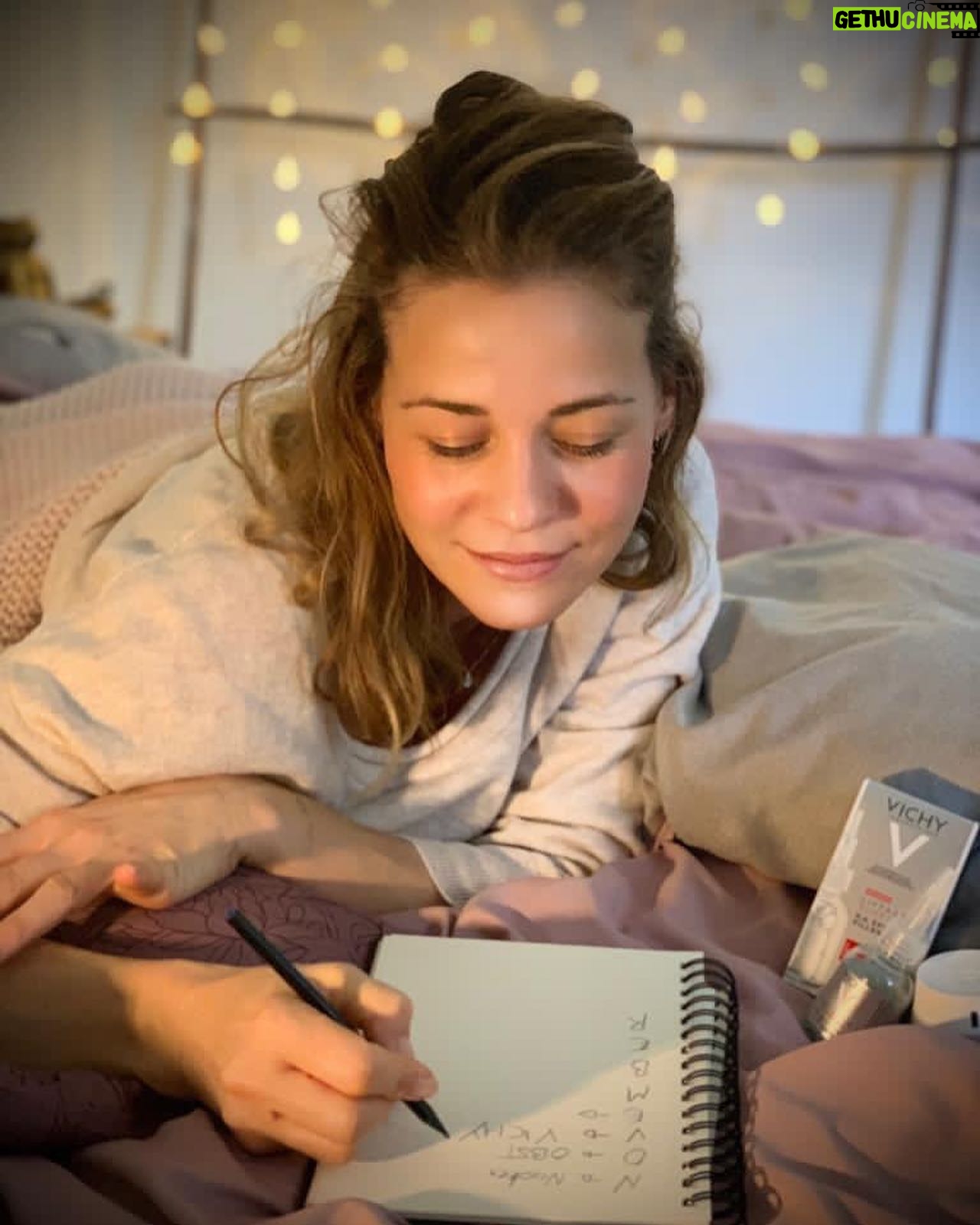 Jessica Ginkel - 4K Likes - Anzeige (Werbung)| Das steht diesen November auf meiner Liste: 😊
N - Nackenmassagen, bitte täglich!;-)
O - Obstessen ist gesund und
stärkt das Immunsystem
V - Vichy, @vichydeutschland
E - Erste Hilfe Kurs
M- Meditation, in der Ruhe liegt die Kraft
B - Buch lesen, immer her mit euren Buchtipps
E - Ein paar weitere Bilder malen
R - Rezepte für die Weihnachtsplätzchen raussuchen
Bleiben wir beim V wie Vichy ;-) . Ich darf im November ein neues Produkt testen, den Vichy Liftactiv Supreme H.A. Epidermic Filler. Er ist aus der Apotheke, dermatologisch getestet und sorgt durch seine besondere Wirkstoff-Kombination für eine sofortige Aufpolsterung, mildert kleine Fältchen und Linien und spendet einen langanhaltenden Feuchtigkeitsschutz. Die Haut wird zusätzlich im besonderen Maße vor Umwelteinflüssen geschützt.
#november #vichyde #liftactiv #liftactivsupreme #ichbingespannt