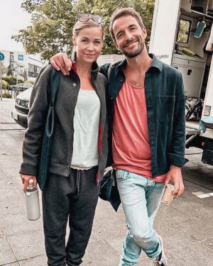Jessica Ginkel Instagram - Schaut mal, wen ich an einem Set wieder getroffen habe 😊! Vor 11 Jahren haben wir „Lena – Liebe meines Lebens“ zusammen gedreht. 
Wie die Zeit vergeht….
Wer von euch hat es damals gesehen?