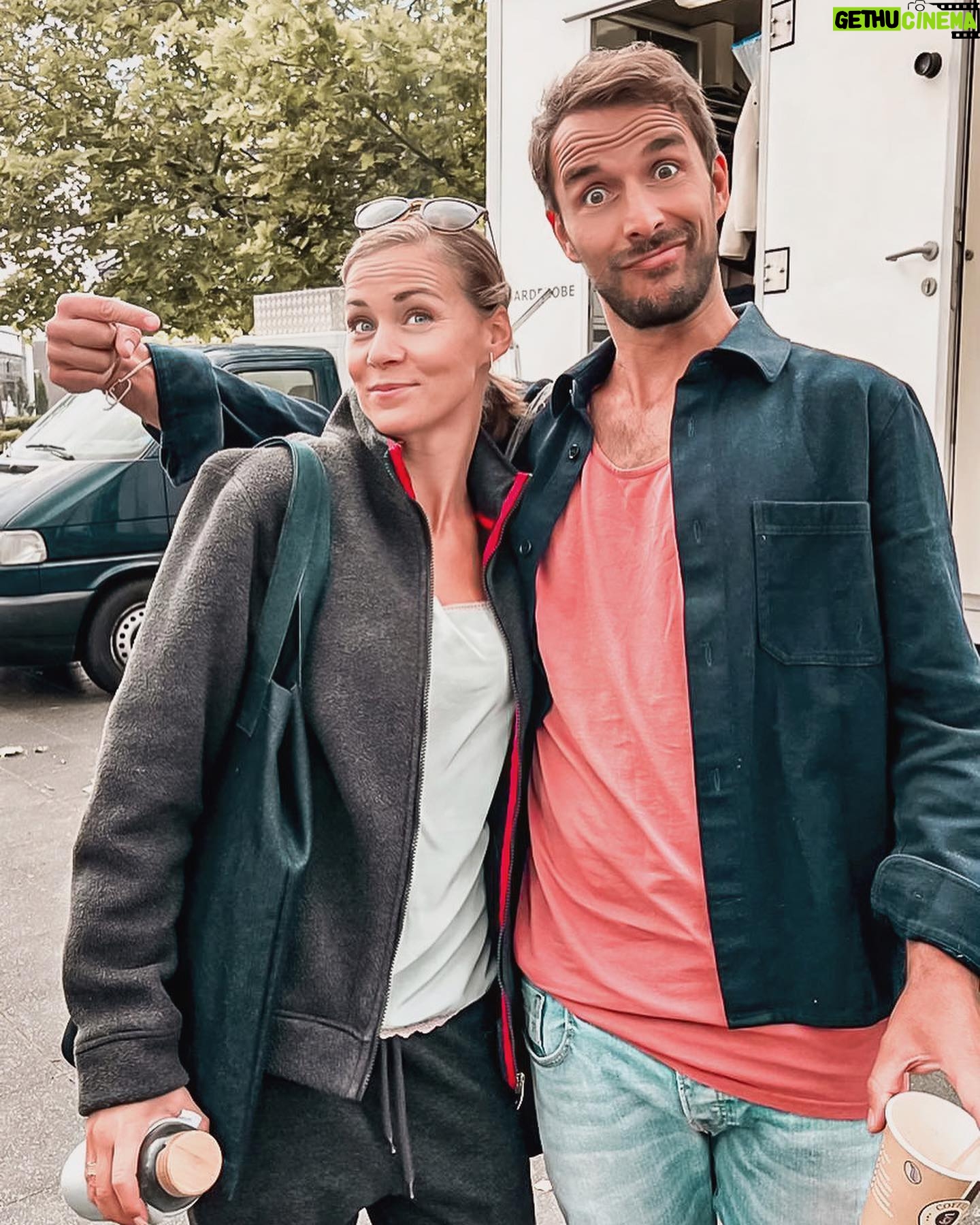 Jessica Ginkel - 5.2K Likes - Schaut mal, wen ich an einem Set wieder getroffen habe 😊! Vor 11 Jahren haben wir „Lena – Liebe meines Lebens“ zusammen gedreht.
Wie die Zeit vergeht….
Wer von euch hat es damals gesehen?