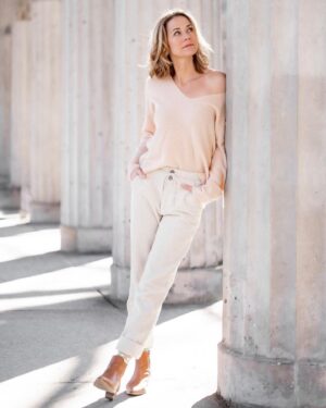 Jessica Ginkel Instagram - Frühlingsanfang, es ist immer eine ganz besondere Zeit für mich. Die Energie und Kraft kommt zurück in den Körper und Geist, ich genieße die ersten warmen Sonnenstrahlen und das Beobachten der Natur, alles fängt von „vorne“ an…. 

Ich wünsche euch einen energiereichen kraftvollen und schönen Start in den Frühling. 
Seid gut zueinander und miteinander. 

#frühling #zusammenhalt #liebe #frieden 

📷: @laura_westermann_photography