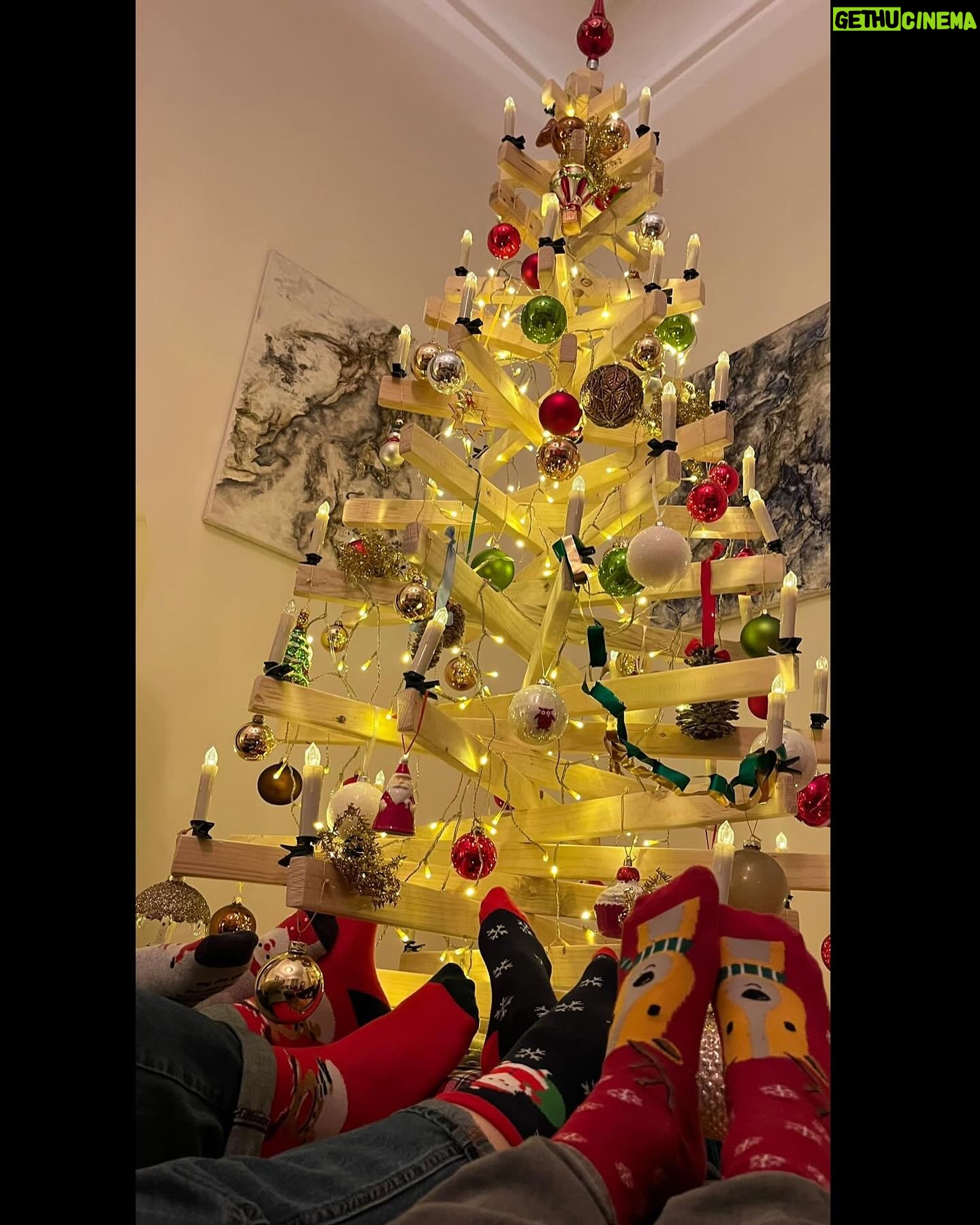 Jessica Ginkel - 5.7K Likes - Er ist wieder da… der heilige Abend.
Die Kinderaugen leuchten, meine Kinder zählen die Minuten bis zur Bescherung.
Lasst uns alle zusammenrücken, die gemeinsame Zeit genießen und an die Menschen denken die heute alleine sind.
Mehr denn je wünsche ich mir nichts mehr als Frieden und Liebe!
Passt gut auf euch auf ❤️💚❤️