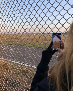 Jessica Ginkel Instagram - Ich habe heute „Au revoir“ gesagt... 
Wer hätte gedacht, dass ich einem Flughafen hinterher trauere... die die Flugangst hat und jeden Flug als lebensbedrohlich empfindet. 
Seit ich denken kann spielt der Flughafen Tegel eine Rolle in meinem Leben. 
Ich bin aufgewachsen in der Einflugschneise, d.h. alle paar Minuten dröhnte eines dieser Riesen über unser Haus und meinen Kopf. Als Kinder hatten wir ein Spiel bei dem wir 100 Flugzeuge sammeln sollten, ist das geschehen sollte sich ein Wunsch erfüllen... 
Als Jugendliche haben wir uns oft, bis spät in die Nacht, in den Wald direkt an die Landebahn gesetzt und die Flugzeuge beobachtet und uns in ferne Länder geträumt. 
Zu meinem allerersten Flug bin ich dort eingecheckt, es ging in die USA, damals noch ein Direktflug. Es folgten einige weitere Flüge und ich mochte diesen „runden“ Flughafen der so einfach zu verstehen war und an dem alles so schnell ging. 
In den letzten Jahren bin ich dann eher Bahn gefahren und ja, ein wenig verändert hat sich der Flughafen wohl auch...

Mit einem lachenden und weinenden Auge sage ich nun „Au revoir“! 

#flughafentegel