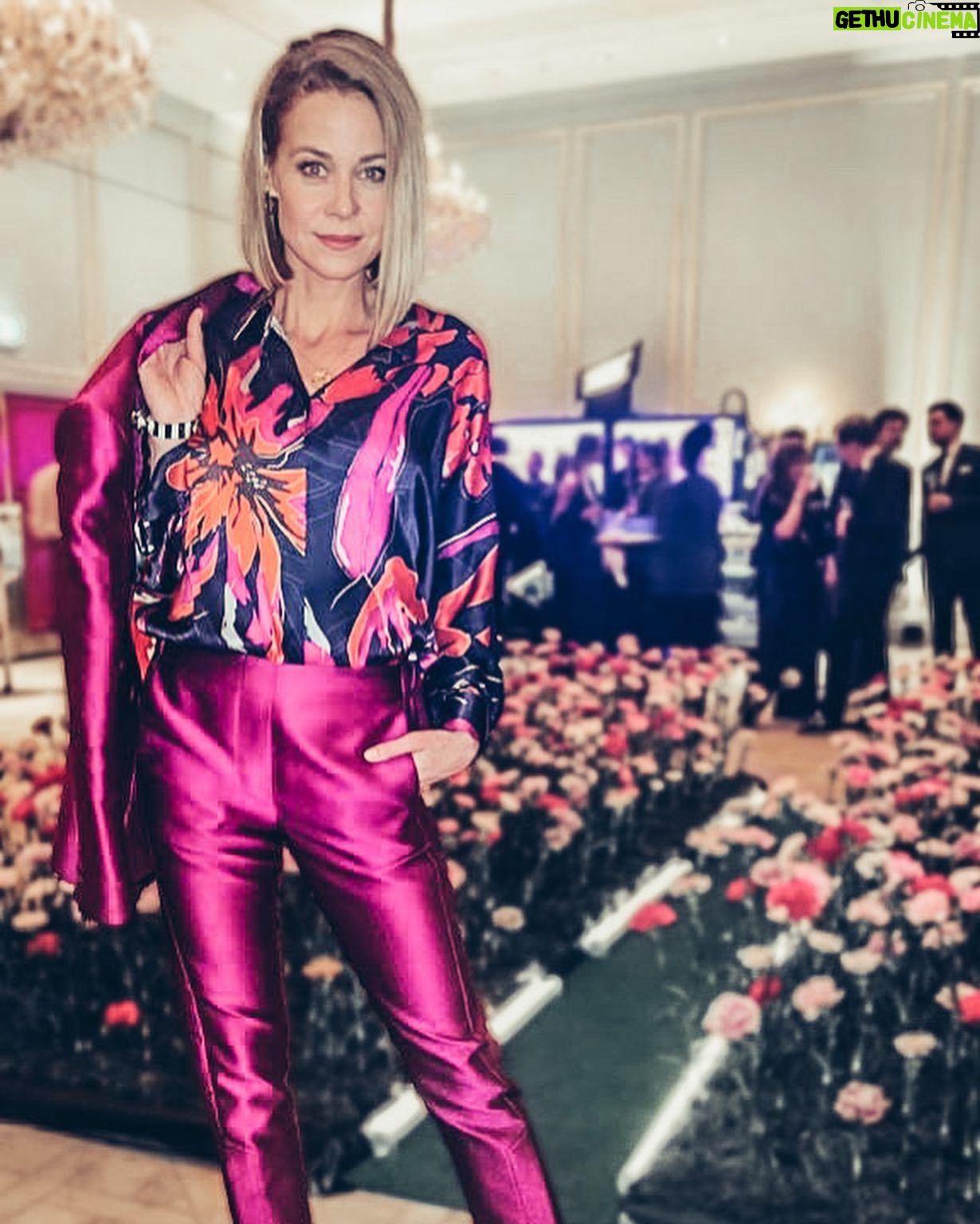 Jessica Ginkel - 3.7K Likes - Whoop whoop, ich bin aus dem Winterschlaf erwacht 😂… gestern durfte ich Teil der inspirierenden Veranstaltung @frauen.100 sein, durfte starken Reden lauschen und interessante Gespräche führen 🙏🏻
Vielen Dank an @dawidtomaszewski für das tolle Outfit und @birgit_dannenberg für alles andere💄💅💗
Ich hoffe ihr seid alle wohlauf und gut ins neue Jahr gestartet.
Habt ein tolles Wochenende.
Eure Jessi 🦄💫💗
#frauen100 #gleichberechtigung