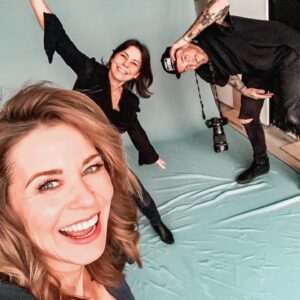 Jessica Ginkel Instagram - Cheeeeese... bitte lächeln... ich durfte diese Woche einen Tag im Fotostudio verbringen. 
Vielen Dank an Birgit für die tolle Maske und die zauberhafte Rundumbetreuung & an Markus für die entspannte Arbeitsatmosphäre, es macht so großen Spaß mit euch zu arbeiten. 
Einen großen Dank schicke ich auch an @welovepr für die schönen Kleidungsstücke. 

Und euch wünsche ich ein entspanntes und frühlingshaftes Wochenende. Genießt die milden Temperaturen☀️

#shooting #spaßbeiderarbeit #unbezahltewerbung