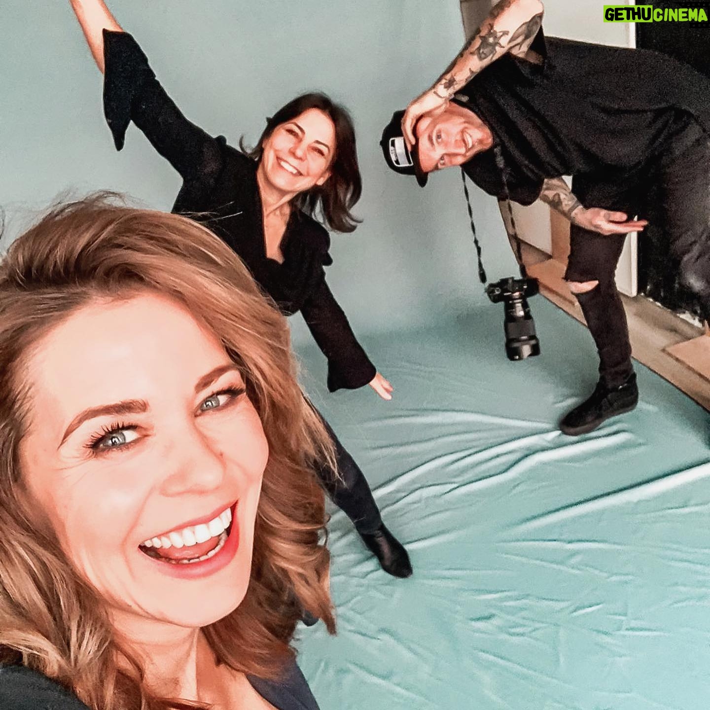 Jessica Ginkel - 5.4K Likes - Cheeeeese... bitte lächeln... ich durfte diese Woche einen Tag im Fotostudio verbringen.
Vielen Dank an Birgit für die tolle Maske und die zauberhafte Rundumbetreuung & an Markus für die entspannte Arbeitsatmosphäre, es macht so großen Spaß mit euch zu arbeiten.
Einen großen Dank schicke ich auch an @welovepr für die schönen Kleidungsstücke.
Und euch wünsche ich ein entspanntes und frühlingshaftes Wochenende. Genießt die milden Temperaturen☀️
#shooting #spaßbeiderarbeit #unbezahltewerbung