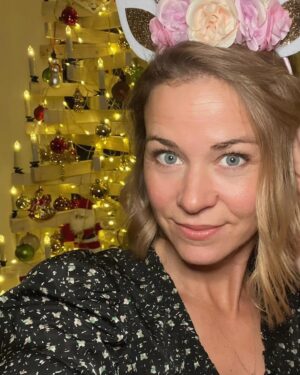 Jessica Ginkel Instagram - Ihr Lieben 💚, 
ich wünsche euch ein glitzerndes, buntes und glückliches Weihnachtsfest im Kreise lieber Menschen.
Fühlt euch fest gedrückt 💗💫🦄

Mein diesjähriger Weihnachtswunsch war ein nachhaltiger Baum aus Holz… 
da Daniel ein kleiner Holzwurm ist (er baut für uns Schränke, Betten, Tische… bei Gelegenheit zeige ich euch mal was), hat er mir diesen Wunsch erfüllt ❤️🙏🏻

#liebe #weihnachten #dankbar #familie #freunde #frieden