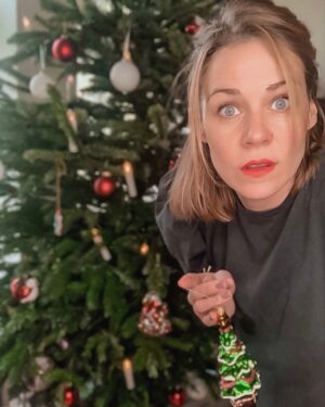 Jessica Ginkel Instagram - Wer erklärt mir das mit der Zeit…?

Als Kind konnte ich es nicht abwarten bis das Christkind endlich kommt.
Die Tage, die Stunden, die Minuten haben sich gezogen wie Kaugummi. Heute habe ich das Gefühl ich drehe mich einmal um und schon wieder wird der Baum geschmückt. 
Wie kann das sein?😉

Ich wünsche euch allen frohe Weihnachten ein besinnliches Fest, mit lieben Menschen an eurer Seite, ohne viel Stress !!! 
Bleibt gesund! 
Seid lieb zu einander! 
❤️🎄❤️