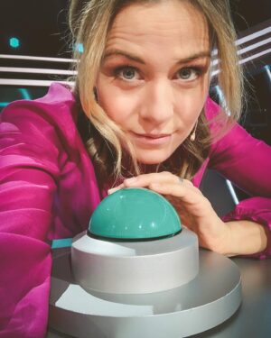 Jessica Ginkel Instagram - Ob dieser Buzzer und ich Freunde sind könnt ihr heute Abend um 18 Uhr und 19 Uhr auf @sat.1 sehen. 
Gemeinsam mit dem großartigen @ralphmorgenstern rätsele ich für Ingrid und Mathias gegen @therealpaulalambert und @marco_schreyl 

Moderiert wird das Buchstaben Battle von der zauberhaften wortgewandten  @ruthmoschner 💚

Ich wünsche euch ganz viel Spaß beim mit rätseln. 
(Und ja es ist wahr, wenn man selbst im Studio sitzt hat man alles vergessen...😂) 

#rätsel #buzzer #buchstabenbattle #sat1 #ichstehaufdemschlauch 
#ichweißnicht #herz10 #idaimpressions #werbung
