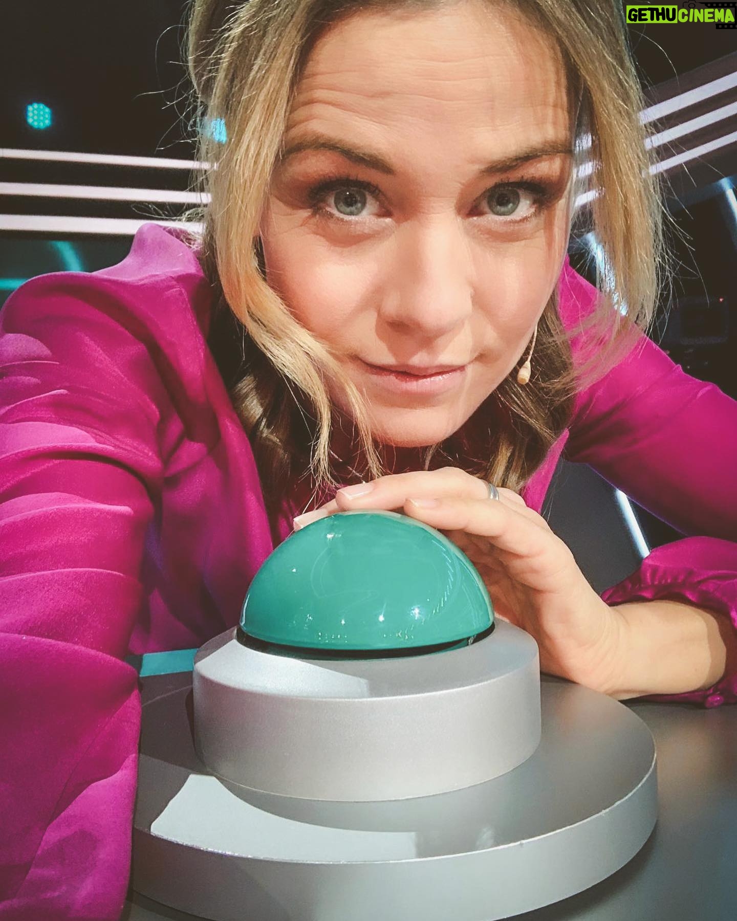 Jessica Ginkel - 4.2K Likes - Ob dieser Buzzer und ich Freunde sind könnt ihr heute Abend um 18 Uhr und 19 Uhr auf @sat.1 sehen.
Gemeinsam mit dem großartigen @ralphmorgenstern rätsele ich für Ingrid und Mathias gegen @therealpaulalambert und @marco_schreyl
Moderiert wird das Buchstaben Battle von der zauberhaften wortgewandten @ruthmoschner 💚
Ich wünsche euch ganz viel Spaß beim mit rätseln.
(Und ja es ist wahr, wenn man selbst im Studio sitzt hat man alles vergessen...😂)
#rätsel #buzzer #buchstabenbattle #sat1 #ichstehaufdemschlauch
#ichweißnicht #herz10 #idaimpressions #werbung