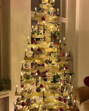 Jessica Ginkel Instagram - Ihr Lieben 💚, 
ich wünsche euch ein glitzerndes, buntes und glückliches Weihnachtsfest im Kreise lieber Menschen.
Fühlt euch fest gedrückt 💗💫🦄

Mein diesjähriger Weihnachtswunsch war ein nachhaltiger Baum aus Holz… 
da Daniel ein kleiner Holzwurm ist (er baut für uns Schränke, Betten, Tische… bei Gelegenheit zeige ich euch mal was), hat er mir diesen Wunsch erfüllt ❤️🙏🏻

#liebe #weihnachten #dankbar #familie #freunde #frieden