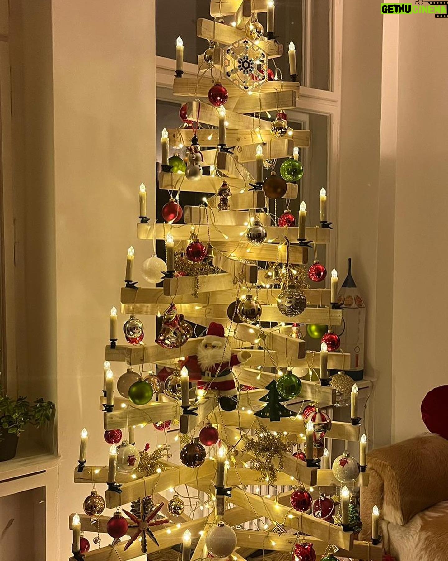 Jessica Ginkel - 6.4K Likes - Ihr Lieben 💚,
ich wünsche euch ein glitzerndes, buntes und glückliches Weihnachtsfest im Kreise lieber Menschen.
Fühlt euch fest gedrückt 💗💫🦄
Mein diesjähriger Weihnachtswunsch war ein nachhaltiger Baum aus Holz…
da Daniel ein kleiner Holzwurm ist (er baut für uns Schränke, Betten, Tische… bei Gelegenheit zeige ich euch mal was), hat er mir diesen Wunsch erfüllt ❤️🙏🏻
#liebe #weihnachten #dankbar #familie #freunde #frieden