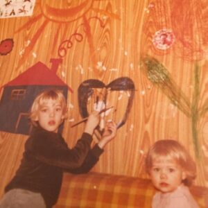 Jessica Ginkel Instagram - Wenn ich meine Kinder so beobachte finde ich es wunderschön zu sehen wie sie gemeinsam aufwachsen, wie sie miteinander spielen, Streiche aushecken, ihre Süßigkeiten teilen, aufeinander aufpassen, sich lieb haben...⠀
⠀
Genauso geht es mir mit meinem Bruder, hier vor ca. 36 Jahren...⠀
Keiner kennt mich so gut wie er. Er ist immer da wenn ich ihn brauche.
Was für ein großes Geschenk so jemanden an seiner Seite zu haben. 
Großer Bruder 💙⠀
⠀
#fundstückdestages #tb #wiediezeitvergeht ⠀