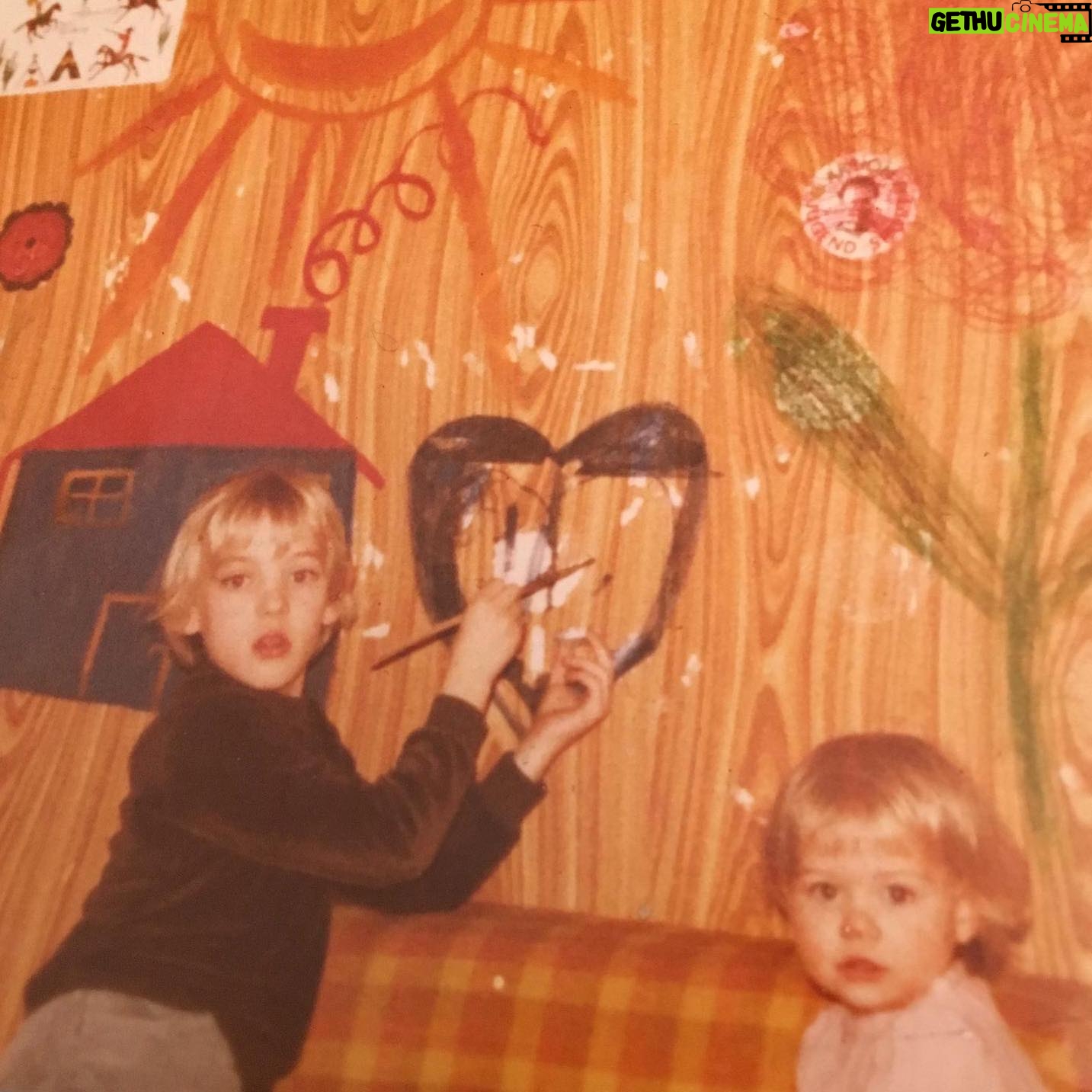 Jessica Ginkel - 2.8K Likes - Wenn ich meine Kinder so beobachte finde ich es wunderschön zu sehen wie sie gemeinsam aufwachsen, wie sie miteinander spielen, Streiche aushecken, ihre Süßigkeiten teilen, aufeinander aufpassen, sich lieb haben...⠀
⠀
Genauso geht es mir mit meinem Bruder, hier vor ca. 36 Jahren...⠀
Keiner kennt mich so gut wie er. Er ist immer da wenn ich ihn brauche.
Was für ein großes Geschenk so jemanden an seiner Seite zu haben.
Großer Bruder 💙⠀
⠀
#fundstückdestages #tb #wiediezeitvergeht ⠀