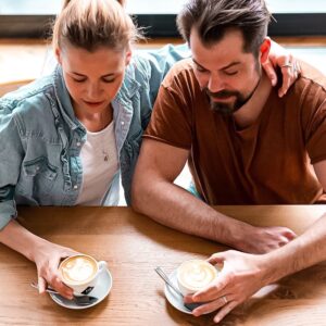 Jessica Ginkel Instagram - Anzeige|
Wie ihr bestimmt schon mitbekommen habt, lieben Daniel und ich guten Kaffee... 
Wir haben uns auf die Suche gemacht und sind fündig geworden und nicht nur dies, wir haben sogar die Möglichkeit genutzt einen eigenen zu kreieren ☕️
Wenn auch ihr auf der Suche nach etwas Besonderem seid, etwas das nachhaltig und fair angebaut und gehandelt wird, haben wir etwas für euch. 
Unsere „Shiny Beans“ 💛💚🧡💙❤️,
Den Link findet ihr in der Bio.
Wenn ihr mögt schaut doch gerne mal dort vorbei.

Ich wünsche Euch einen guten und gesunden Start in die neue Woche
Eure Jessi☀️

#unbezahltewerbung #shinybeans #unserebohne #einfachmachen #19grams #kaffeeliebhaber #nachhaltigundfair #aufindieneuewoche
