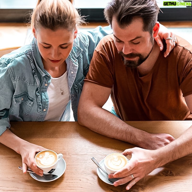 Jessica Ginkel - 6.7K Likes - Anzeige|
Wie ihr bestimmt schon mitbekommen habt, lieben Daniel und ich guten Kaffee...
Wir haben uns auf die Suche gemacht und sind fündig geworden und nicht nur dies, wir haben sogar die Möglichkeit genutzt einen eigenen zu kreieren ☕️
Wenn auch ihr auf der Suche nach etwas Besonderem seid, etwas das nachhaltig und fair angebaut und gehandelt wird, haben wir etwas für euch.
Unsere „Shiny Beans“ 💛💚🧡💙❤️,
Den Link findet ihr in der Bio.
Wenn ihr mögt schaut doch gerne mal dort vorbei.
Ich wünsche Euch einen guten und gesunden Start in die neue Woche
Eure Jessi☀️
#unbezahltewerbung #shinybeans #unserebohne #einfachmachen #19grams #kaffeeliebhaber #nachhaltigundfair #aufindieneuewoche