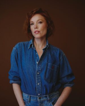 Jessica Keenan Wynn Instagram - 👖💙🛝🧊💦

📸 : @jennyandersonphoto 
💄: @katnejatbeauty