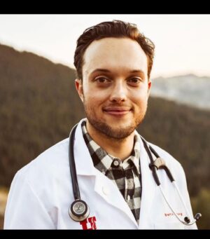 Jessica Keenan Wynn Instagram - **proud sister post**
This guy right here☝🏻My brother. My constant source of inspiration and awe just finished his 9-hour Step 2 exam in med school. Not only has he spent the last 3 plus years learning everything there is to know about the human body, but he has spent the last 2 years doing it in a pandemic. He crammed for test after test, all while caring for people in the ER battling covid, witnessing people lose their lives to the virus and disease, working with healthcare workers on the frontline, only to turn around and take more exams and more tests, attempting to focus and apply himself through one of the most challenging periods of our lives. To say I am proud of him would minimize the amount of utter amazement I hold for his tenacity, his care, his sincerity, his ambition, and his love of knowledge and people. I love you @brett1ski You did it! YOU DID IT!!!
I would be so appreciative if you showed my little bro Brett some love below.  Happy New Year, everyone…especially this guy 💛