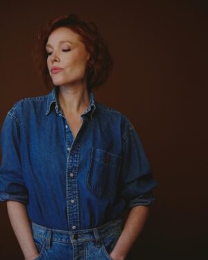 Jessica Keenan Wynn Instagram - 👖💙🛝🧊💦

📸 : @jennyandersonphoto 
💄: @katnejatbeauty