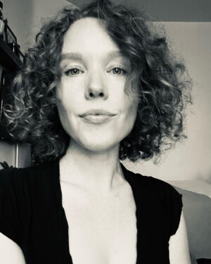 Jessica Keenan Wynn Instagram - It’s 90s autMUMnal season 🍁👩‍👧💇🏼‍♀️