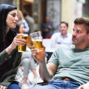Jessica Paré Instagram - Cheers to those watching on the East Coast! 🍻