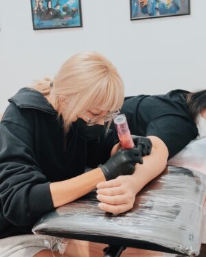 Jessica Pasaphan Instagram - Today's role : Tattooist 🖍️🖍️🖍️ 
@jjptattoo @pepper.inker 

#jjpxtatt #crayontoos #minimaltattoo #tattoobangkok #minitattoo #ช่างสักผู้หญิง