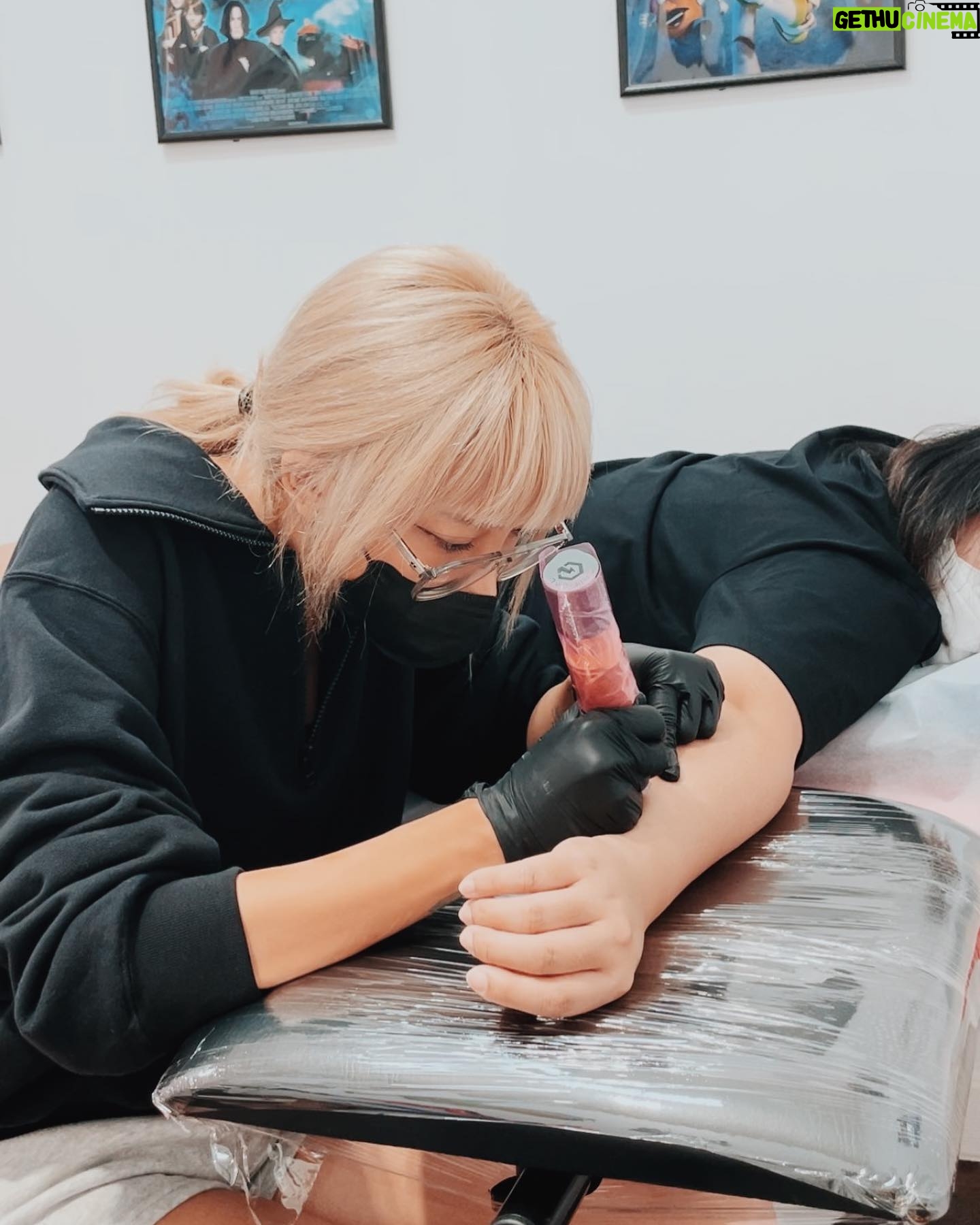 Jessica Pasaphan - 3 Likes - Today's role : Tattooist šļøšļøšļø
@jjptattoo @pepper.inker
#jjpxtatt #crayontoos #minimaltattoo #tattoobangkok #minitattoo #ąøą¹ąø²ąøąøŖąø±ąøąøąø¹ą¹ąø«ąøąø“ąø