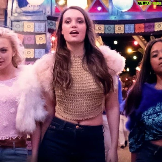 Jessica Sutton - 5K Likes - THANK YOU to everyone for the mad love and support...Mia told me to tell you...she doesn't always walk with her mouth openš and that " you guys are so SAVAGE " šš±š #thekissingbooth @netflix
