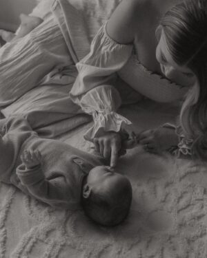 Jessica Tyler Instagram - 4 months with my heart in human form 🫶🏻 

Thank you @kaliszphotography for capturing these precious moments with my little love. Your work is pure magic ✨
