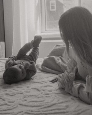 Jessica Tyler Instagram - 4 months with my heart in human form 🫶🏻 

Thank you @kaliszphotography for capturing these precious moments with my little love. Your work is pure magic ✨