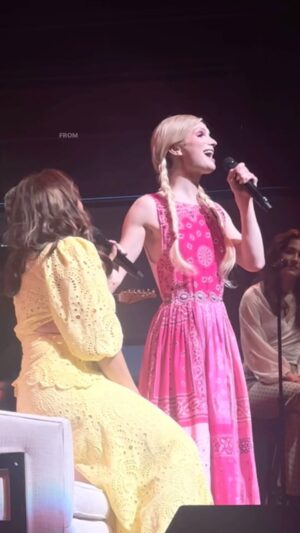 Jessica Vosk Instagram - Two ladies of the Canyon 💕🎀☀️ one of my favorite songs with one of my favorite singers !!! Heart is full