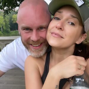 Jessica Vosk Instagram - Speaking of “It’s giving Thanks…”

Dave, you’ve become an anchor, a best friend, and are among the kindest souls I’ve ever crossed paths with. You even got to meet my Dad at the end. Thank you for really showing up when you didn’t need to. I’ll tell ya, this was the best surprise of my year, kids. 

Also, I was just waiting for Taylor Swift to announce her relationship first.