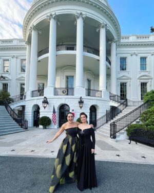 Jessica Vosk Instagram - Is it weird I’m deceased now?

#whitehouse #statedinner #funnygirl #broadway #president

Dress: @alexteih_studio
Jewels: @brokenenglishjewelry
Heels: @sam_edelman 
Styled: @dassonvogue
Makeup: @erwinkarmagomez 
Hair: Nariye Hiraoglu