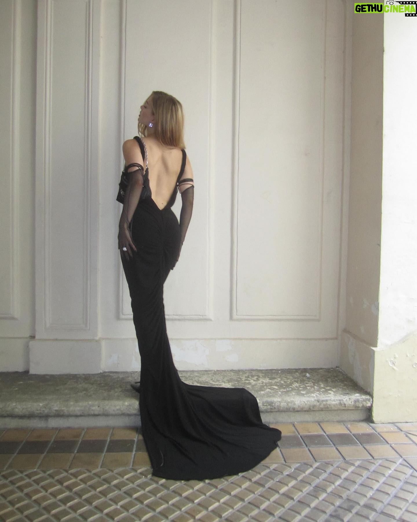 Jessica Alexander - 38.7K Likes - a perfect display of modern elegance in paris @givenchy 🪽 @matthewmwilliams @jaoven
special thanks to @givenchybeauty @brookelturnbull @gillesdegivry