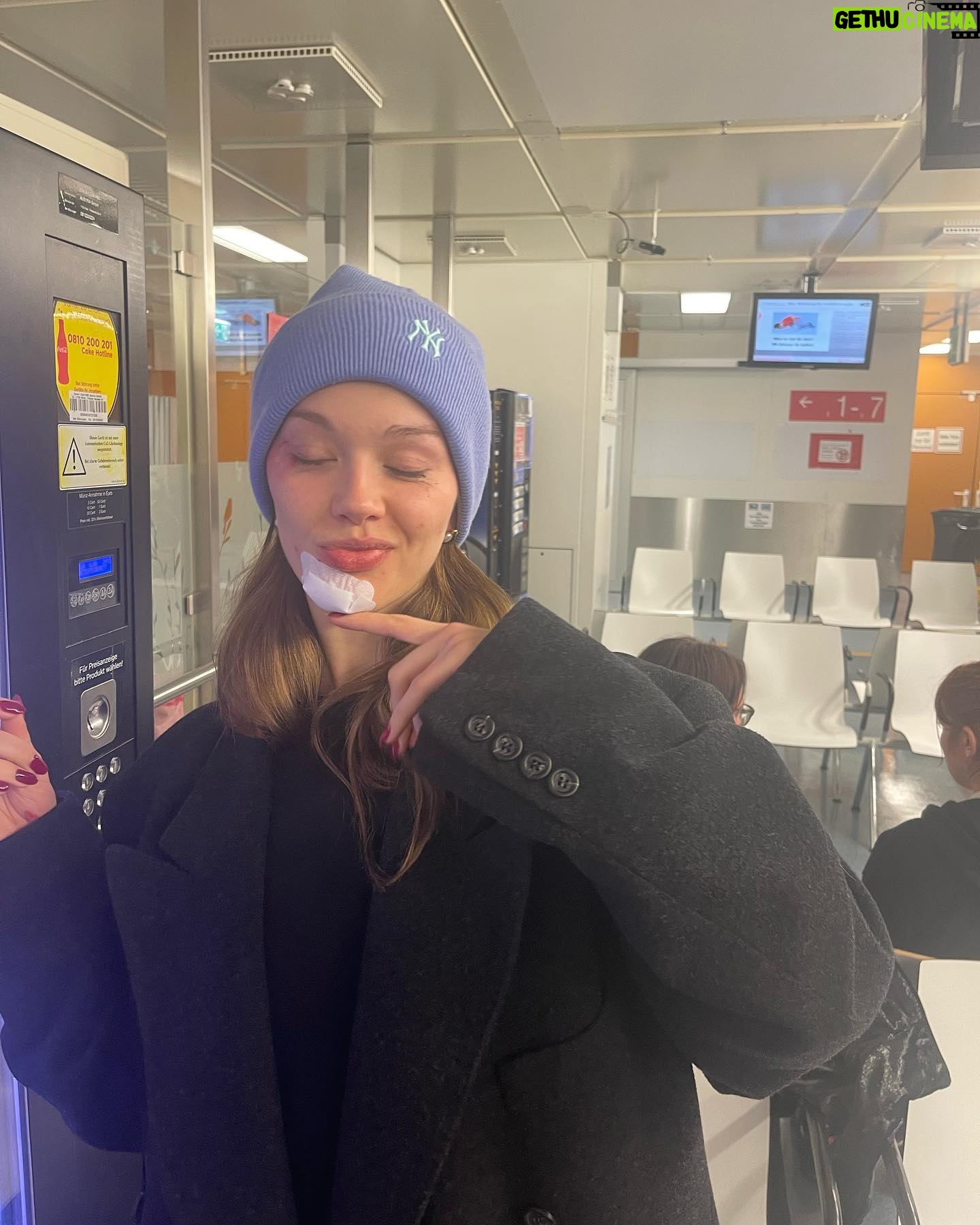 Jessica Alexander - 66.1K Likes - gna keep it real Vienna was great but I also face planted off a lime scooter and got stitches 🫶🏼 so in the interest of transparency plz enjoy these pics of me serving with a face wound. & in the words of Alfred Pennyworth, why do we fall Bruce? So we can learn to pick ourselves up 🤝🏼🫡
